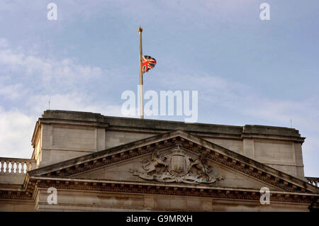 The Union Jack flies at half-mast at Buckingham Palace in London as a mark of respect for the death of former US president Gerald Ford. Stock Photo