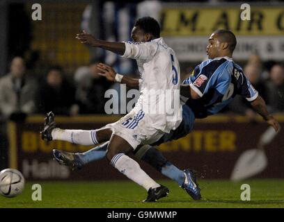 Soccer - Carling Cup - Semi Final - Wycombe Wanderers v Chelsea - Causeway Stadium. Wycombe Wanderer's Jermaine Easter beats Chelsea's Michael Essien to score Stock Photo