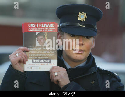 Garda Yvone Finnigan making an appeal on the streets of Finglas as police step up their hunt for the killer of Lee Kinsella. Stock Photo