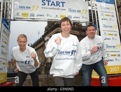 (Left to right) Nell McAndrew, Jane Tomlinson and rugby player Tim Stimpson outside Leeds Town Hall launching the 'Jane Tomlinson Run For All', a 10k run, in a bid to encourage as many people as possible to raise money for charity. Stock Photo