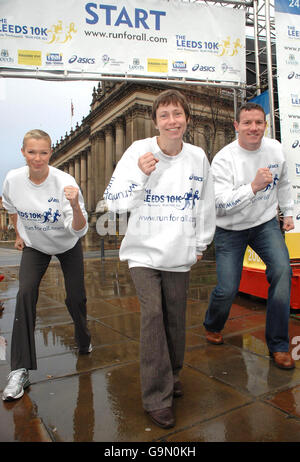 (Left to right) Nell McAndrew, Jane Tomlinson and rugby player Tim Stimpson outside Leeds Town Hall launching the 'Jane Tomlinson Run For All', a 10k run, in a bid to encourage as many people as possible to raise money for charity. Stock Photo