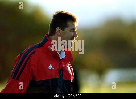 British Lions Tour 2001 - Training in Perth. British Lions manager Donal Lenihan during training at the Palmyra Rugby Club Stock Photo