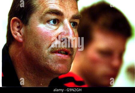 British Lions Tour 2001 - Training in Perth. British Lions' manager Donal Lenihan talks to the press prior to a training session Stock Photo