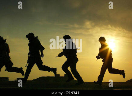 Soldiers from 40 Regiment Highland Gunners in training at Shribah base 10 miles south of Basra, Iraq. Stock Photo