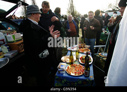 Rugby Union - The Lehman Brothers 125th Varsity Match - Cambridge v Oxford - Twickenham. Fans enjoy a pre match picnic before the game Stock Photo