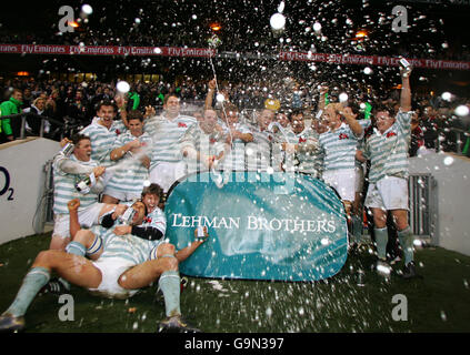 Rugby Union - The Lehman Brothers 125th Varsity Match - Cambridge v Oxford - Twickenham. The Cambridge team celebrate at the end of the game Stock Photo