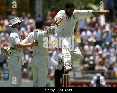 England's Monty Panesar (right) celebrates dismissing Australia's Matthew Hayden with team-mates Paul Collingwood (left) and Geraint Jones during the third day of the third Test match at the WACA, Perth, Australia. Stock Photo