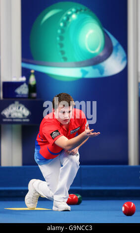 Bowls - Potters Holidays World Indoor Bowls Championships 2007 - Potters Leisure Resort. England's Jamie Chestney on his to beating Scotland's Paul Foster in the Potters Holidays World Indoors Singles Championships Stock Photo