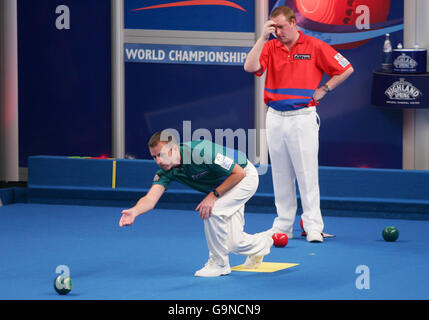 Bowls - Potters Holidays World Indoor Bowls Championships 2007 - Potters Leisure Resort. Australia's David Gourlay on his way to beating Ireland's Jonathan Ross in the Potters Holidays World Indoor Singles Championship Stock Photo