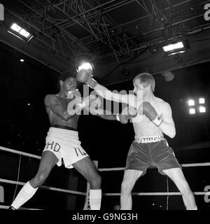 WBC Lightweight champion Jim Watt (r) training at the Royal Oak ...