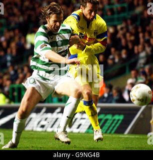 Celtic new signing Steven Pressley (left) in action against Garry Hay of Kilmarnock during the Bank of Scotland Premier League match at Celtic Park, Glasgow. Stock Photo