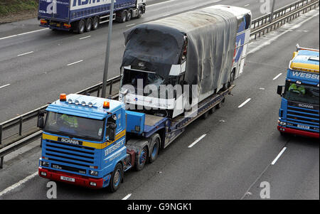 The National Express Coach pictured on the M40, that was involved in an accident on the slip road leading from junction 4B of the M4 east bound to the M25 junction 15 clockwise which resulted in the death of two people. PRESS ASSOCIATION Photo. Picture date: Thursday January 4, 2007. PRESS ASSOCIATION photo. Picture date: Thursday January 4, 2007. A further nine people have been seriously injured after the coach travelling from London to Aberdeen overturned at 11.45pm last night on the slip road leading from junction 4B of the M4 east bound to the M25 junction 15 clockwise. See PA story Stock Photo