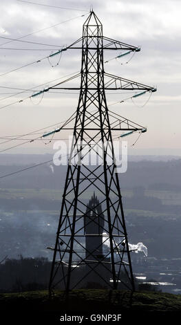 An electricity pylon next to the Wallace Monument on the day the public inquiry begins for the proposed Beauly to Denny 400 kv Steel tower Double Circuit overhead electricity Transmission Line. Stock Photo