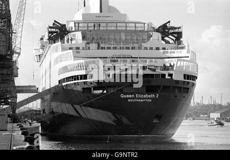 Cunard liner QE2 at Southampton where she berthed at midnight. She has been requisitioned for service in the Falklands conflict. Stock Photo