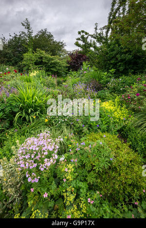PLANTING A BORDER IN AN ENGLISH COUNTRY GARDEN Stock Photo - Alamy