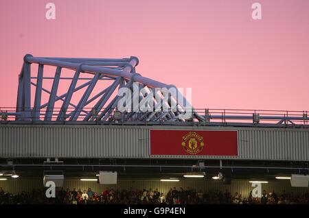 Soccer - FA Cup - Fifth Round - Manchester United v Reading - Old Trafford. A red sky above Old Trafford Stock Photo