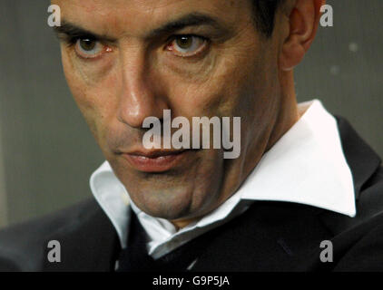 Soccer - UEFA Cup - Round of 32 - Second Leg - Paris Saint Germain v AEK Athens - Parc des Princes. Paris Saint Germain's coach Paul Le Guen Stock Photo