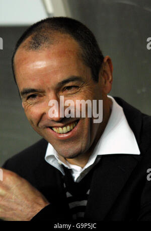 Soccer - UEFA Cup - Round of 32 - Second Leg - Paris Saint Germain v AEK Athens - Parc des Princes. Paris Saint Germain's coach Paul Le Guen Stock Photo