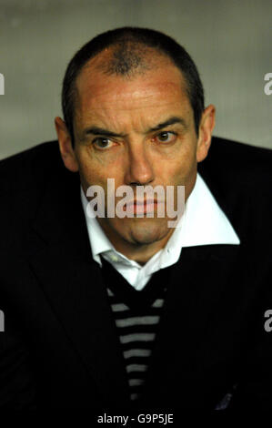 Soccer - UEFA Cup - Round of 32 - Second Leg - Paris Saint Germain v AEK Athens - Parc des Princes. Paris Saint Germain's coach Paul Le Guen Stock Photo