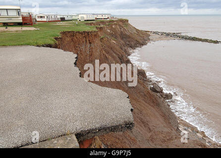Caravans between Hornsea and Withernsea in Yorkshire, which now lie on the brink of the East Coast after 15 metres of land was swept away this winter following the heavy rainfalls. Stock Photo