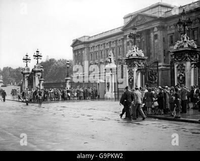 The crowd of people outside that gathered Buckingham Palace following a statement that an announcement will probably be made by the King on the engagement between Princess Elizabeth and Lieutenant Philip Moutbatten Stock Photo