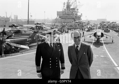 Falklands War - John Nott and Linley Middleton Stock Photo