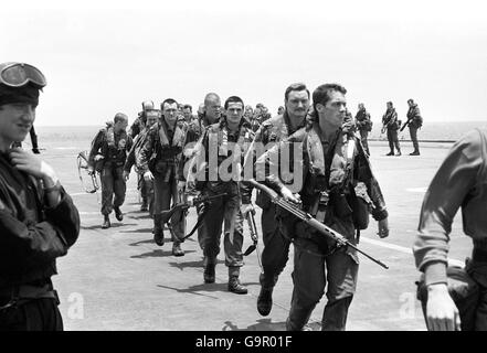 Falklands War, HMS Hermes crew. Crew on board HMS Hermes during the Falklands crisis. Stock Photo