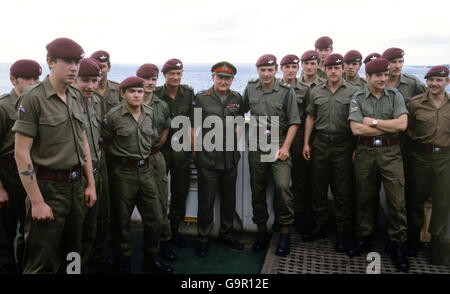 General sir Edwin Bramall (c), Chief of Defence Staff, flanked left by Lieutenant Colonel Pike and right by Colonel David Chandler with men of the parachute Regiment on Ascension Island, returning from the Falklands. Stock Photo