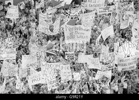 Falklands War - HMS Hermes welcomed home Stock Photo