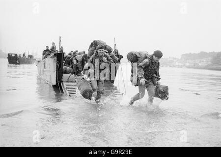 Falklands War - landing craft Stock Photo: 109299904 - Alamy