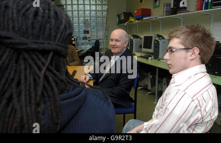 Saturday February 24, 2007. Home Secretary John Reid speaks with Dave Jolie, left, and Alex Melnyck while visiting ex-prisoners at the St. Giles Trust in Camberwell Green in South London. Stock Photo