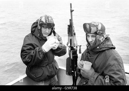 Warming mugs of tea for Royal Marine Jeff Phipps 19 (left) of Bucknall, Stoke on Trent and Rick Carr-Hyde, 19 of Aston, Bristol at their action station aboard HMS Hermes with the Falklands task force Stock Photo