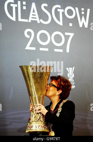 Glasgow provost Liz Cameron kisses the Uefa Cup during the UEFA Cup Handover ceremony and Final Phase Draw during the UEFA Cup Handover Ceremony at the historic Old Fruitmarket, City Halls, Glasgow. Stock Photo