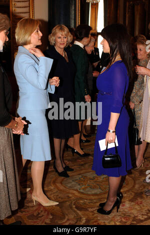 Jackie Gold (r) meets Countess of Wessex at the Women in Business Reception hosted by Queen Elizabeth II at Buckingham Palace Stock Photo