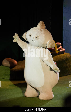 Makka pakka washes the face of a Tombliboo: In The Night Garden character /  characters. UK Stock Photo - Alamy