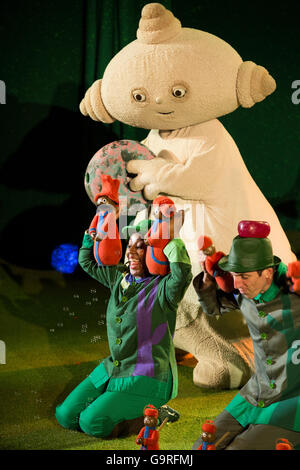 Makka pakka washes the face of a Tombliboo: In The Night Garden character /  characters. UK Stock Photo - Alamy