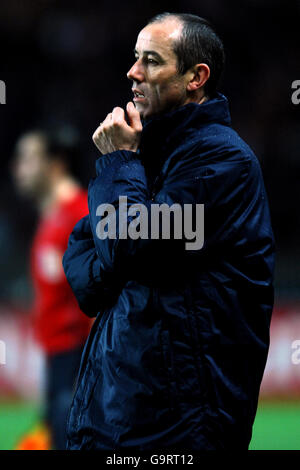 Soccer - French Premiere Division - Paris Saint Germain v Saint-Etienne - Parc des Princes. Paul Le Guen, Paris Saint Germain coach Stock Photo