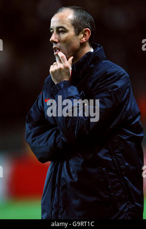 Soccer - French Premiere Division - Paris Saint Germain v Saint-Etienne - Parc des Princes. Paul Le Guen, Paris Saint Germain coach Stock Photo