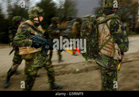 Soldiers from 1st Battalion The Irish Guards during an exercise at Stanford Training Area, Thetford, Norfolk prior to redeployment to Basra, Iraq for the first time since they were heavily involved in fighting there in 2003. Stock Photo