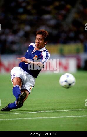International Soccer - Kirin Cup 2001 - Japan v Yugoslavia. Junichi Inamoto of Japan scores the goal that won Japan the Kirin 2001 Cup against Paraguay and Yugoslavia Stock Photo