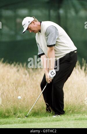 Golf - The Open Championship - Third Round. Ernie Els chips onto the green during the 3rd round Stock Photo