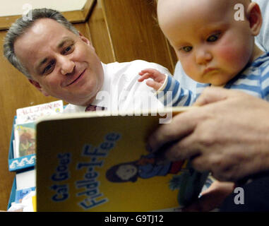 First Minister Jack McConnell with six-and-a-half month old Lucy McBride during an election campaign visit to Partick Library in Glasgow. Stock Photo