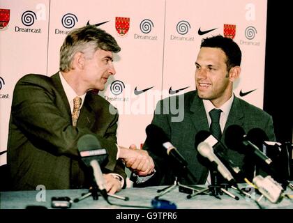 Arsenal's new signing Richard Wright at press conference with manager Arsene Wenger Stock Photo