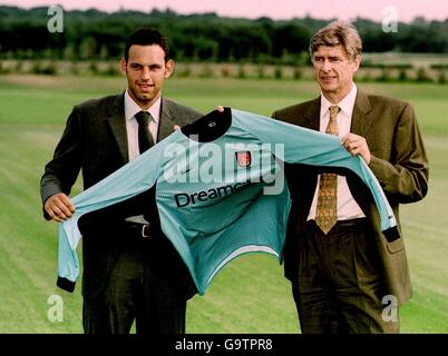 Soccer - FA Carling Premiership - Arsenal Press Conference Stock Photo