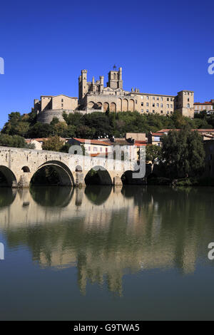 The old stone bridge across the river Orb and the St Nazaire cathedral in Beziers, France Stock Photo