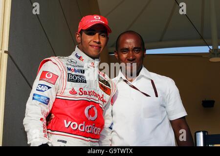 (L to R): Lewis Hamilton (GBR) McLaren with his father Anthony Hamilton (GBR). Formula One World Championship, Rd 3, Bahrain Grand Prix, Race, Bahrain International Circuit, Bahrain, Sunday 15 April 2007. DIGITAL IMAGE Stock Photo