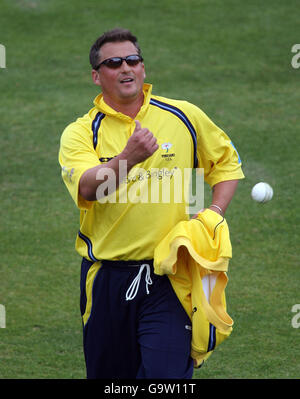 Cricket - Friends Provident Trophy - North Group - Nottinghamshire Outlaws v Yorkshire Phoenix - Trent Bridge. Yorkshire Phoenix's Captain Darren Gough. Stock Photo