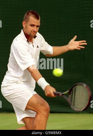 Tennis - Wimbledon 2001 - Second Round. Nicolas Kiefer Stock Photo