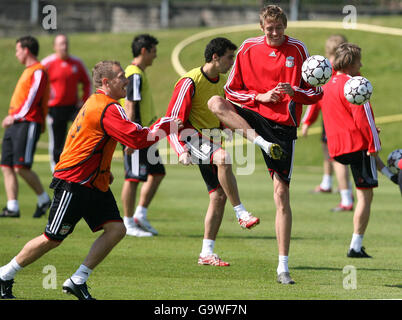 Soccer - Liverpool Training and Press Conference - Liverpool. Liverpool's Peter Crouch (right) and Craig Bellamy during a training session at Melwood, Liverpool. Stock Photo