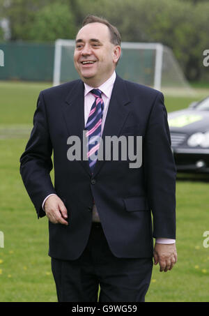 SNP leader Alex Salmond arrives in Aberdeen after a days campaigning throughout Scotland. Stock Photo